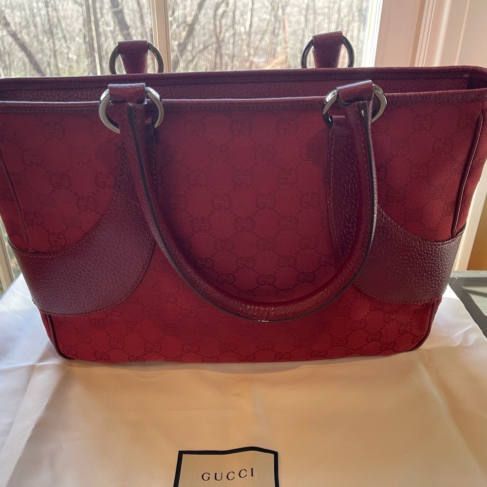 Spectacular Authentic Gucci Handbag!